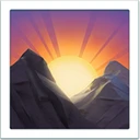 Soleil levant derrière les montagnes