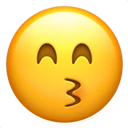 Visage aux yeux rieurs faisant un bisou